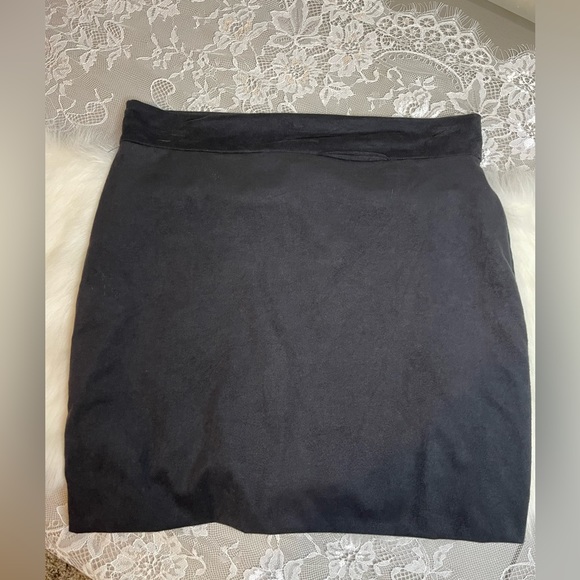 ⭐️ Dark charcoal gray/black mini skirt. NWOT Fashion Nova. Large. - Picture 2 of 8
